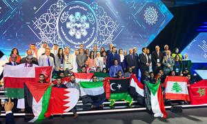 صورة جماعية للمشاركين في مسابقة رالي العرب للابتكار التي أقيمت في البحرين في نوفمبر 2019.