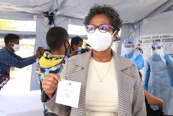 Yvette Ribaira, membre du personnel de santé à Madagascar, est fière d’être vaccinée contre la Covid-19.