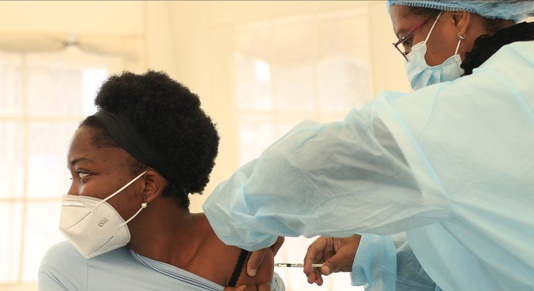 Melvis Kimbi, membre du personnel des Nations Unies à Madagascar, a reçu sa première dose du vaccin contre la Covid-19.  