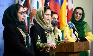 مجموعة من النساء الأفغانيات يتحدثن إلى الصحفيين في المقر الدائم، في سياق المناقشة المفتوحة لمجلس الأمن حول المرأة والسلام والأمن.