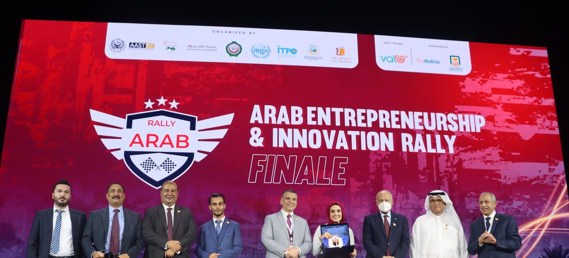 WEIF 2022 में, अब्देलहमान ओमरान (बाएँ से चौथे) ने साहस और दृढ़ संकल्प की अपनी कहानी बयाँ की.