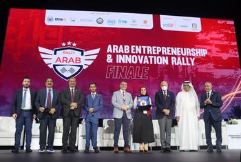 WEIF 2022 में, अब्देलहमान ओमरान (बाएँ से चौथे) ने साहस और दृढ़ संकल्प की अपनी कहानी बयाँ की.