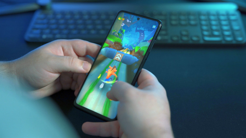 Un joven juega al famoso juego de móvil Crash Bandicoot en su smartphone.