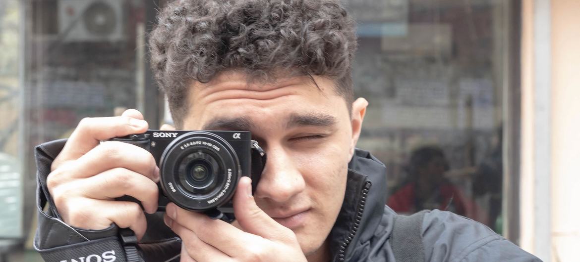 22 वर्षीय अब्दुल, एक दिन पत्रकार बनने और अपने कैमरे में घटनाएँ समेटने की उम्मीद रखते हैं. 