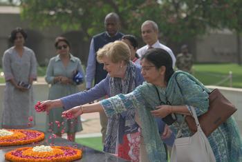 यूएनएचसीआर में सुरक्षा मामलों की सहायक उच्चायुक्त, गिलियन ट्रिग्स ने अपनी भारत यात्रा के दौरान, राजधानी नई दिल्ली में महात्मा गांधी की समाधि पर श्रद्धाँजलि अर्पित की.