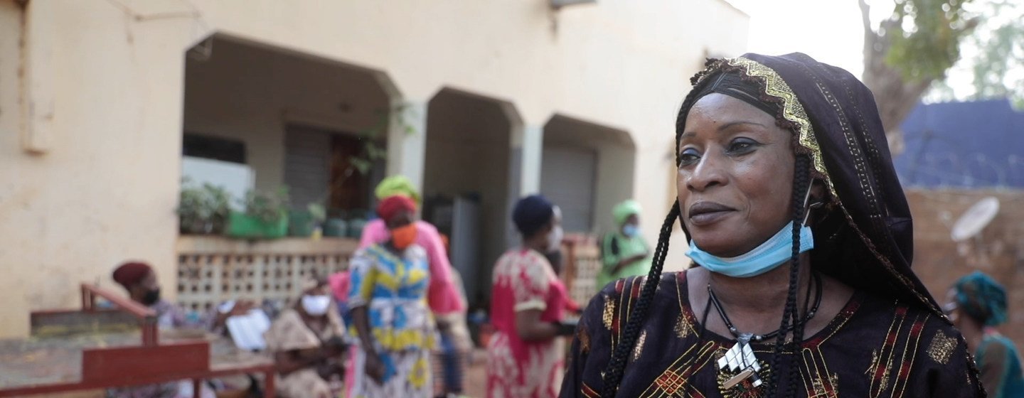 Dans le centre du Mali, Tata Toure aide les femmes à jouer un rôle moteur dans leur communauté. Pendant la pandémie de Covid-19, elle a organisé la formation d'un grand nombre d'associations de femmes à la fabrication du savon. 