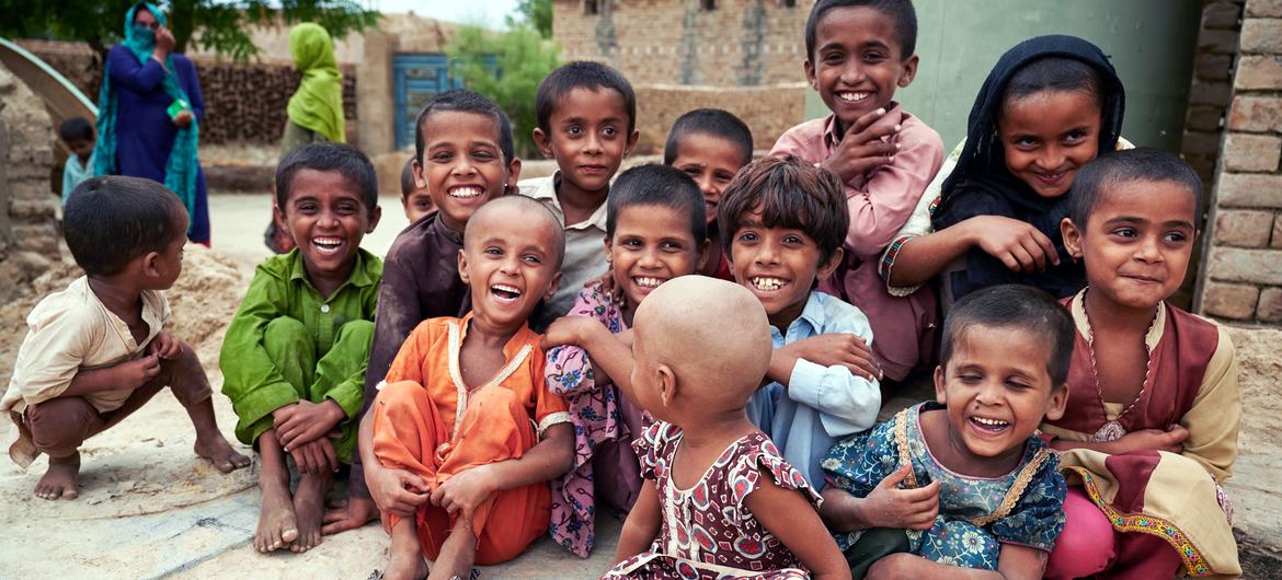 पाकिस्तान में शहीद बेनज़ीरबाद ज़िले के एक गाँव में बच्चों का एक समूह.