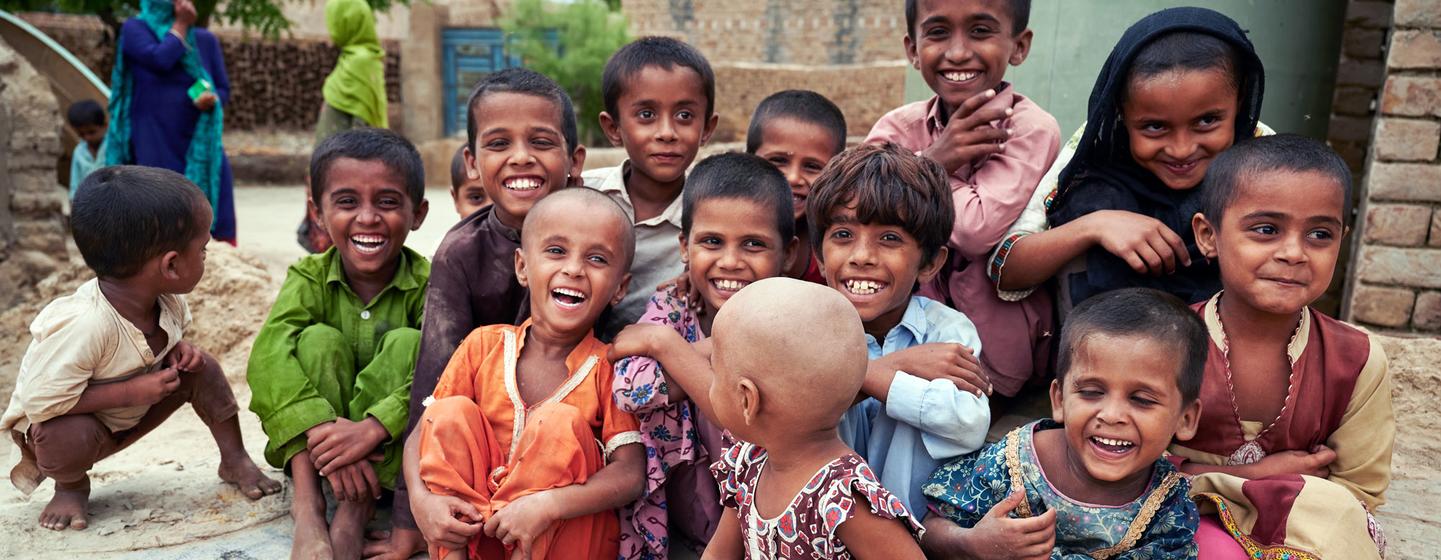 Un grupo de niños sonríe en el pueblo de Ismail Bhand, en el distrito paquistaní de Shaheed Benazirabad, provincia de Sindh.