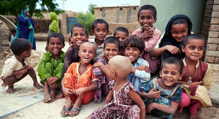 पाकिस्तान में शहीद बेनज़ीरबाद ज़िले के एक गाँव में बच्चों का एक समूह.