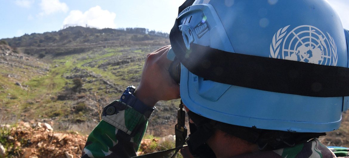 من الأرشيف: أحد أفراد قوات اليونيفيل لحفظ السلام في دورية بجنوب لبنان.