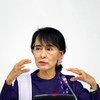 Aung San Suu Kyi fala em um pódio durante uma reunião com membros do Conselho de Recreação do Pessoal da ONU do Myanmar Club.