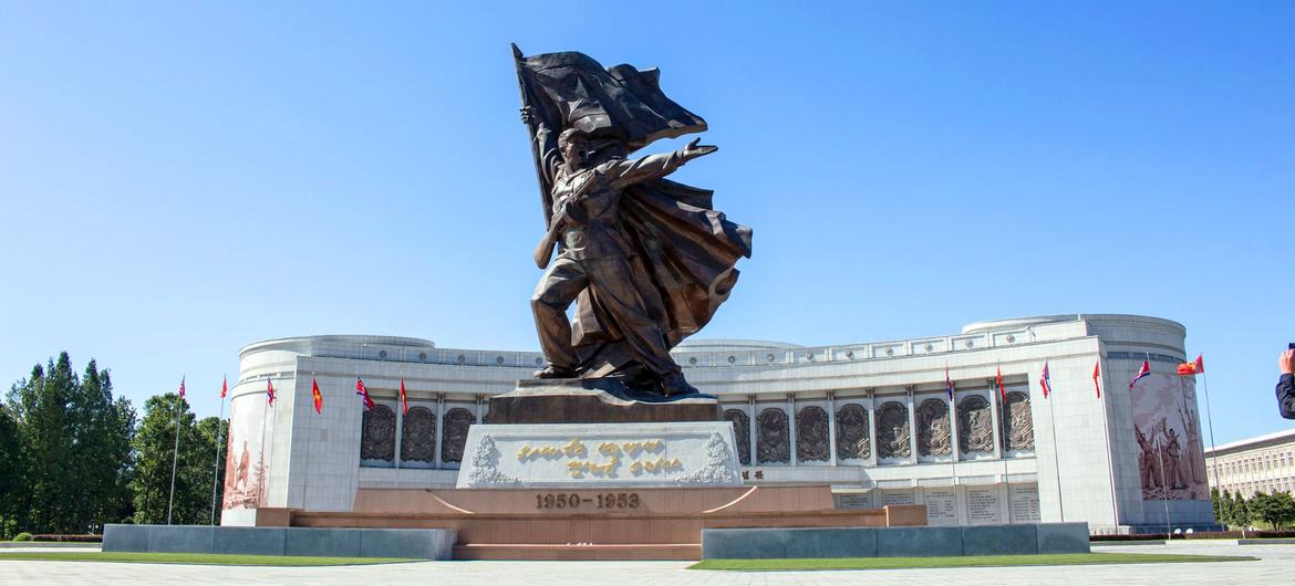 उत्तर कोरिया की राजधानी प्योंगयांग में, युद्ध संग्रहालय का एक दृश्य.