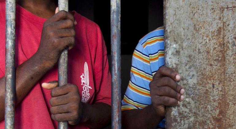Detentos em uma prisão haitiana