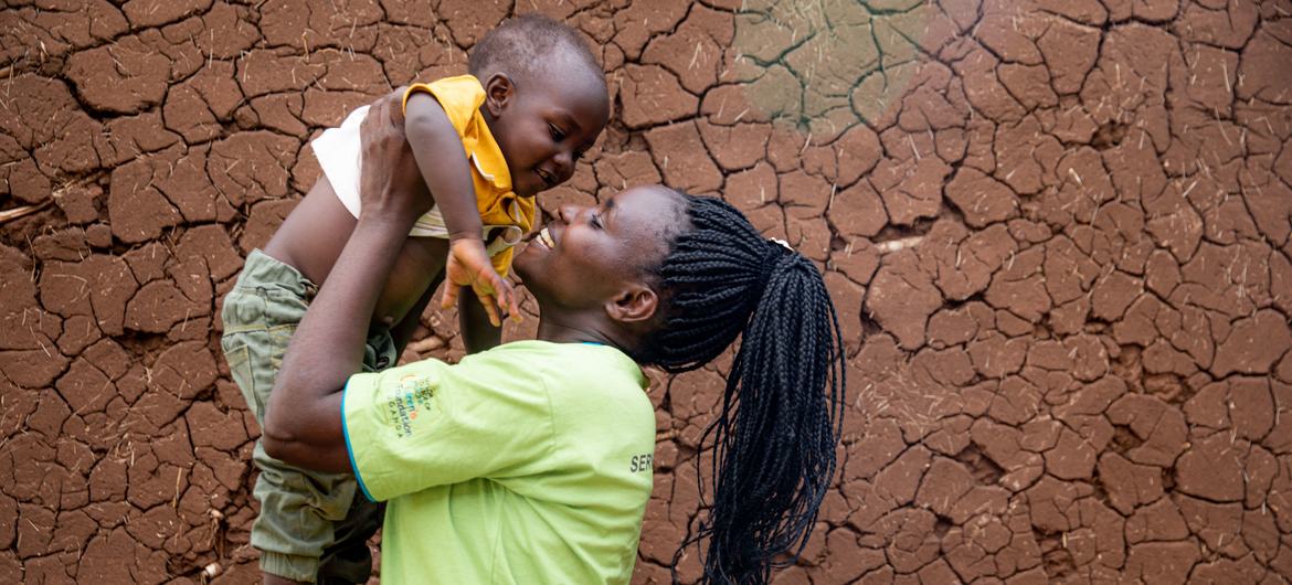 Phiona trabalha num posto de saúde em Uganda para treinar e apoiar mães a dar à luz bebês livres de HIV