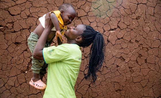 Phiona trabalha num posto de saúde em Uganda para treinar e apoiar mães a dar à luz bebês livres de HIV