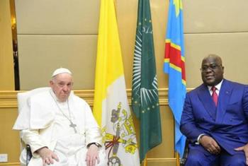 Kiongozi wa kanisa katoliki duniani Papa Francis (kushoto) akiwa na Rais wa DRC  Felix-Antoine Tshisekedi jijini Kinshasa tarehe 31 Januari 2023