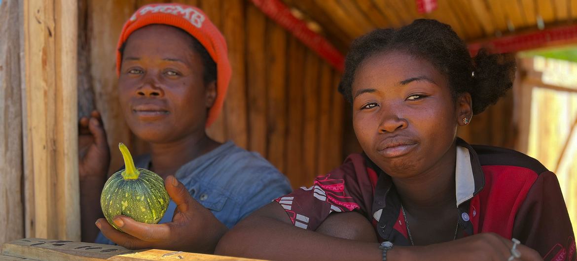 Dos mujeres miran desde un quiosco en un pueblo de Ifotaka, en el sur de Madagascar.