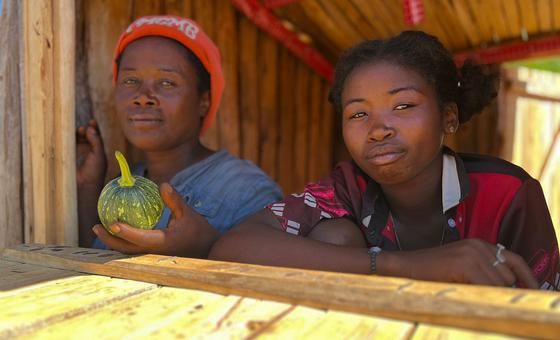 Dos mujeres miran desde un quiosco en un pueblo de Ifotaka, en el sur de Madagascar.