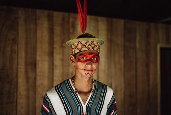Poyowari Piyãko, um jovem ativista, posa em sua casa na aldeia Apiwtxa, que pertence ao povo indígena Ashaninka, no norte do Brasil