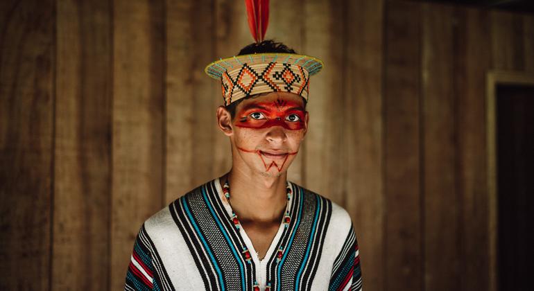 Poyowari Piyãko, um jovem ativista, posa em sua casa na aldeia Apiwtxa, que pertence ao povo indígena Ashaninka, no norte do Brasil