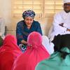 Naibu Katibu Mkuu Amina Mohammed akikutana na wanafunzi katika shule ya Pays-Bas mjini Niamey, Niger