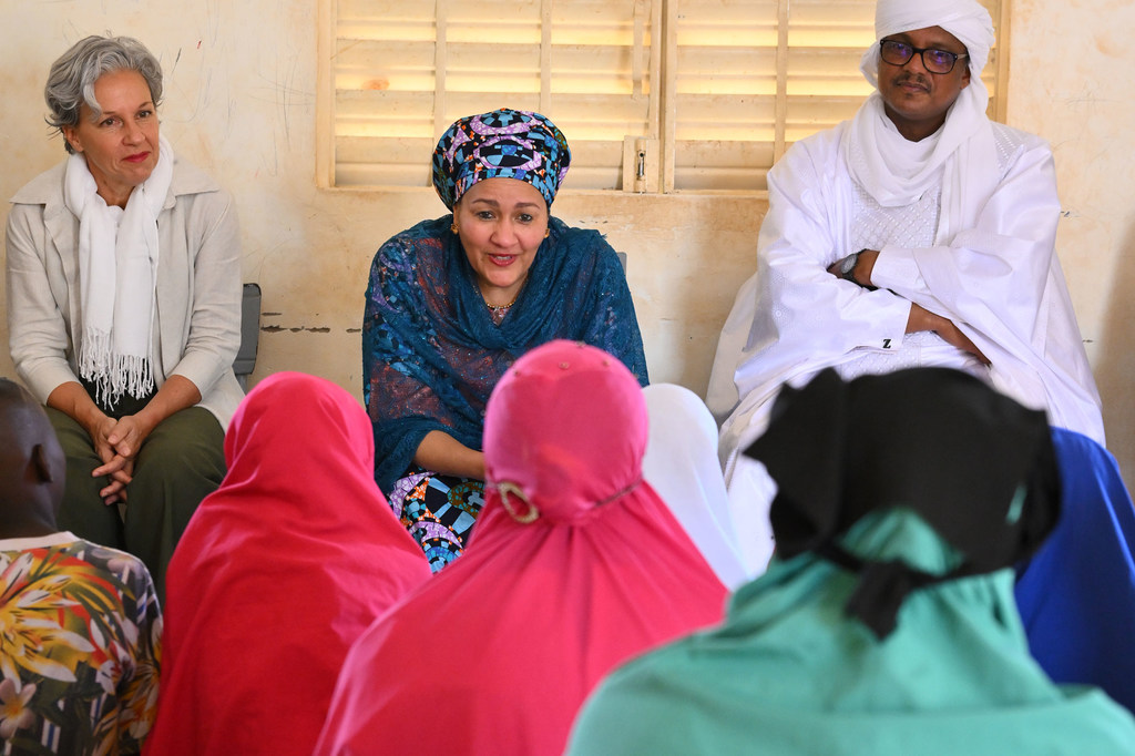 La numéro 2 de l'ONU parlant avec des jeunes filles à l'Ecole Pays-Bas de Niamey