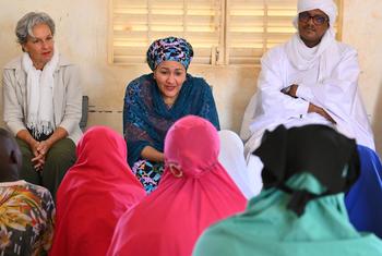 The Deputy Secretary-General Amina Mohammed meets students at the Pays-Bas school in Niamey, Niger.