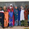 La secrétaire générale adjointe Amina Mohammed et plusieurs adultes posent pour une photo de groupe avec des élèves dans une salle de classe de l'école Pays-Bas à Niamey, au Niger.