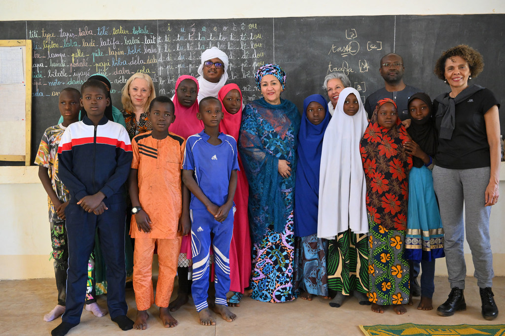 尼日尔尼亚美佩斯-巴斯学校的学生与联合国常务副秘书长穆罕默德几面。