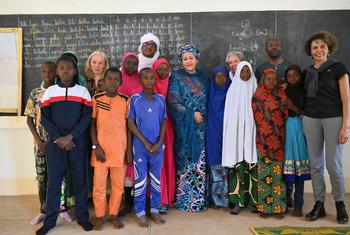 Amina Mohammed, Vice-Secrétaire générale de l'ONU, rencontre des élèves de l'Ecole Pays-Bas de Niamey, au Niger