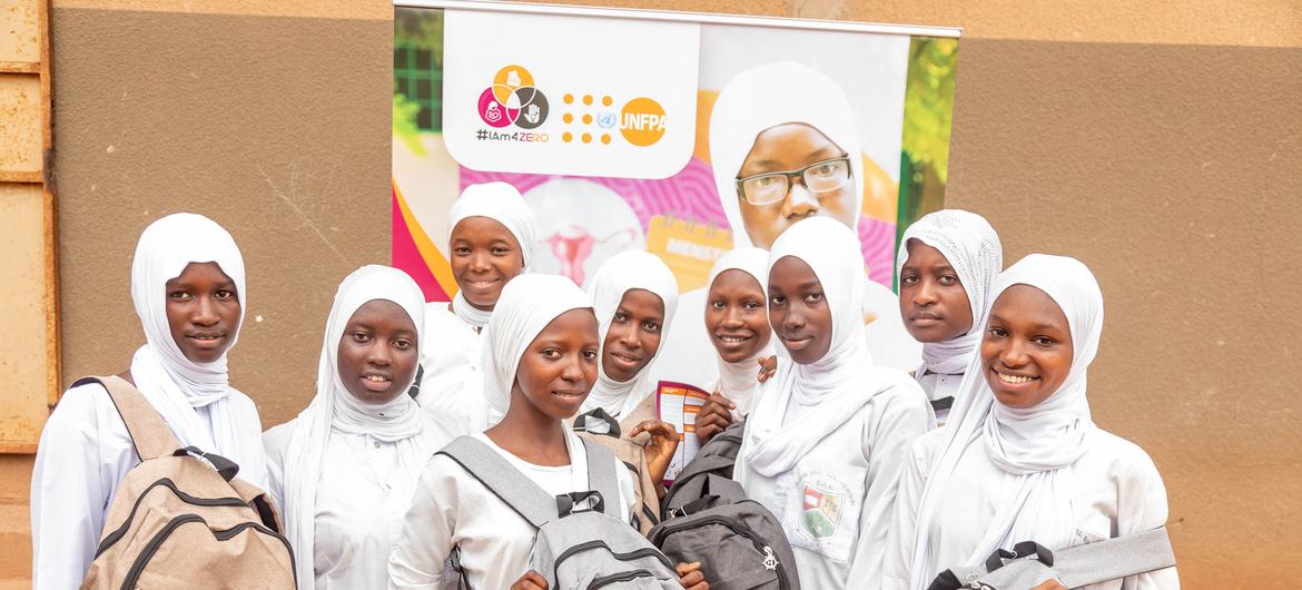 Des écolières gambiennes bénéficiaires de la campagne de santé menstruelle de l'UNFPA
