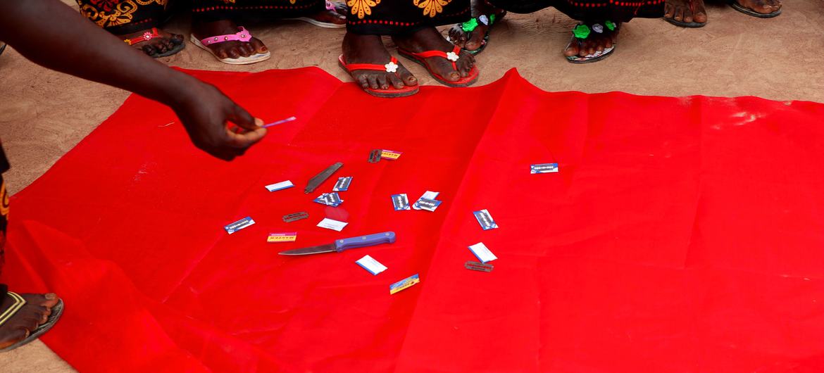 Entrega de instrumentos de mutilación durante una ceremonia para pedir el fin de la ablación en Gambia.