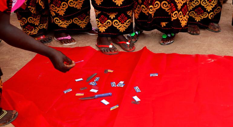 Sünnetçiler, Gambiya'da kadın sünnetine (FGM) son verilmesi çağrısında bulunan bir törende aletleri teslim ediyor (dosya).