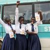 人口基金向冈比亚女学生分发可重复使用的卫生护垫。