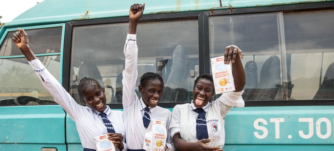 人口基金向冈比亚女学生分发可重复使用的卫生护垫。