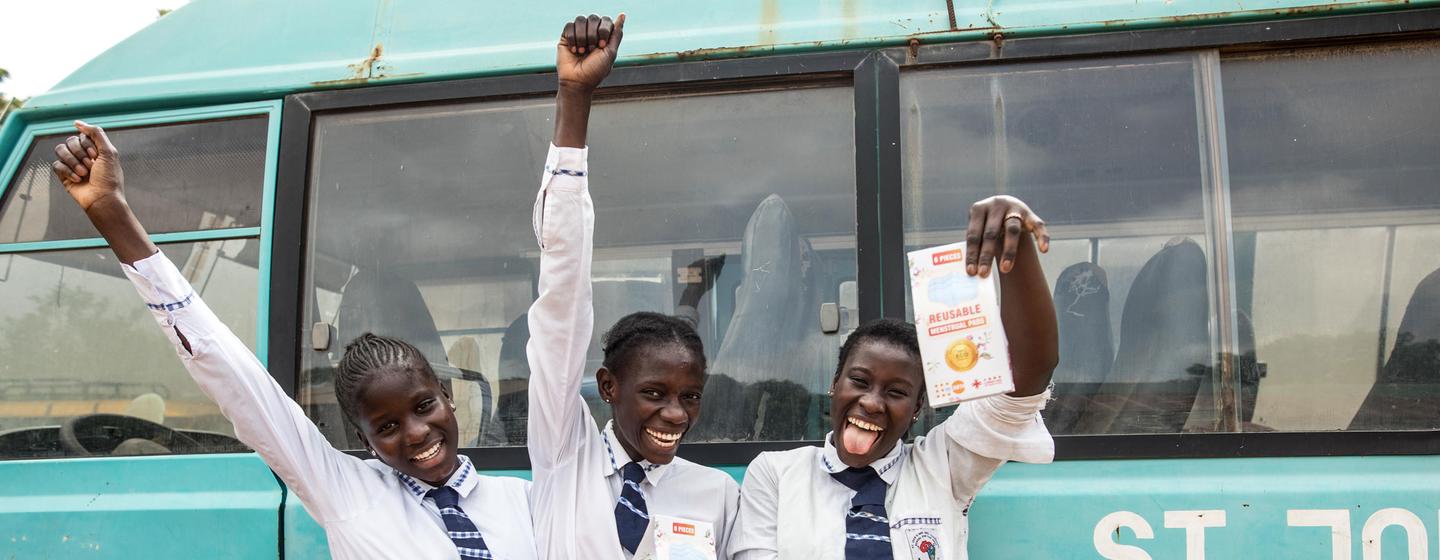 यूएन जनसंख्या कोष द्वारा गाम्बिया में स्कूली लड़कियों को फिर से इस्तेमाल में लाने योग्य माहवारी उत्पाद वितरित किए गए हैं.