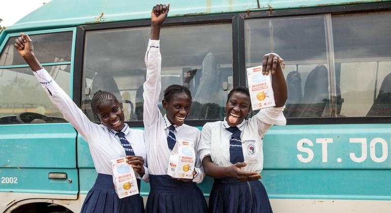 यूएन जनसंख्या कोष द्वारा गाम्बिया में स्कूली लड़कियों को फिर से इस्तेमाल में लाने योग्य माहवारी उत्पाद वितरित किए गए हैं.