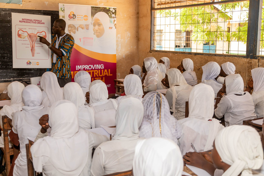 Gambiyalı kız öğrenciler üreme ve adet sağlığı hakkında bilgi alıyor