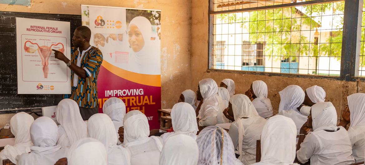 Las escolares de Gambia aprenden sobre salud reproductiva y menstrual.