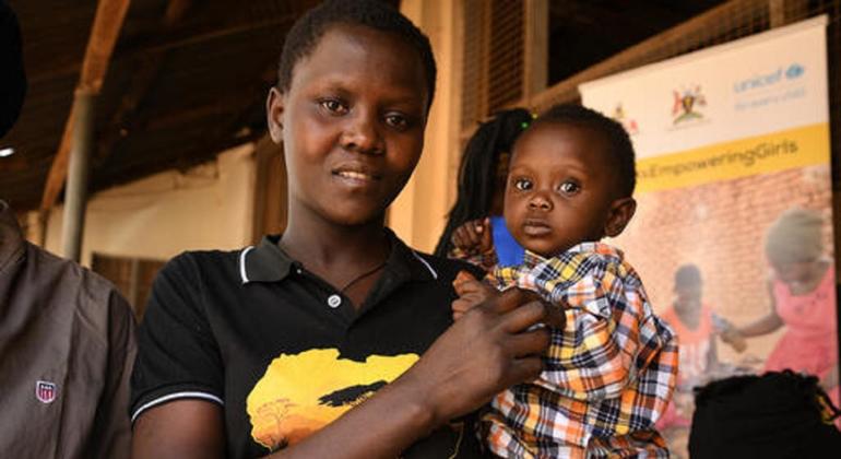 Nanjala Suzan é uma mãe adolescente de 15 anos. Ela se beneficia do programa de Proteção Social voltado para meninas adolescentes no distrito de Kampala, no Uganda