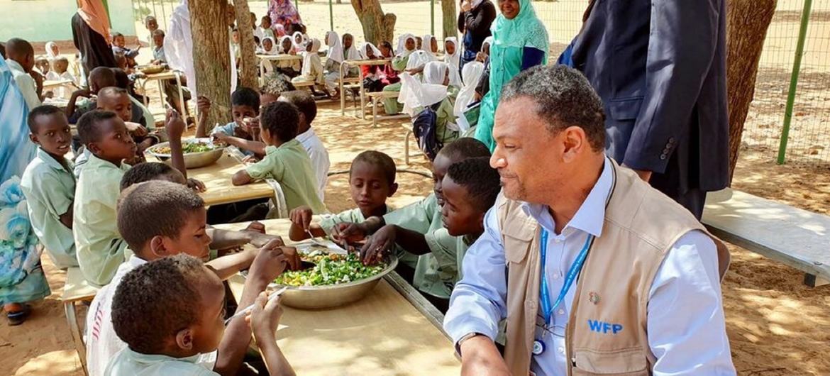 Estudantes em Darfur, Sudão, enquanto desfrutavam de uma refeição cozida com ingredientes da horta escolar