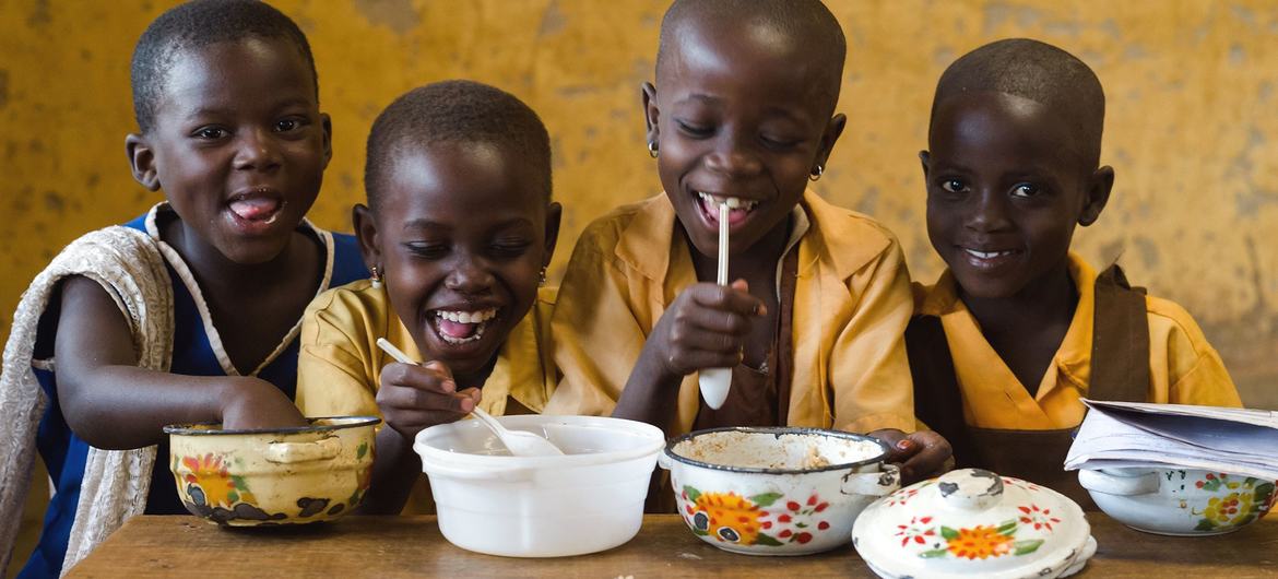 A iniciativa de alimentação escolar do Programa Mundial de Alimentos está melhorando a nutrição de crianças em idade escolar e impulsionando as economias locais.