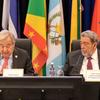 秘书长古特雷斯（左）在圣文森特和格林纳丁斯举行的拉美及加勒比国家共同体（拉加共同体）第八届峰会上发表讲话。