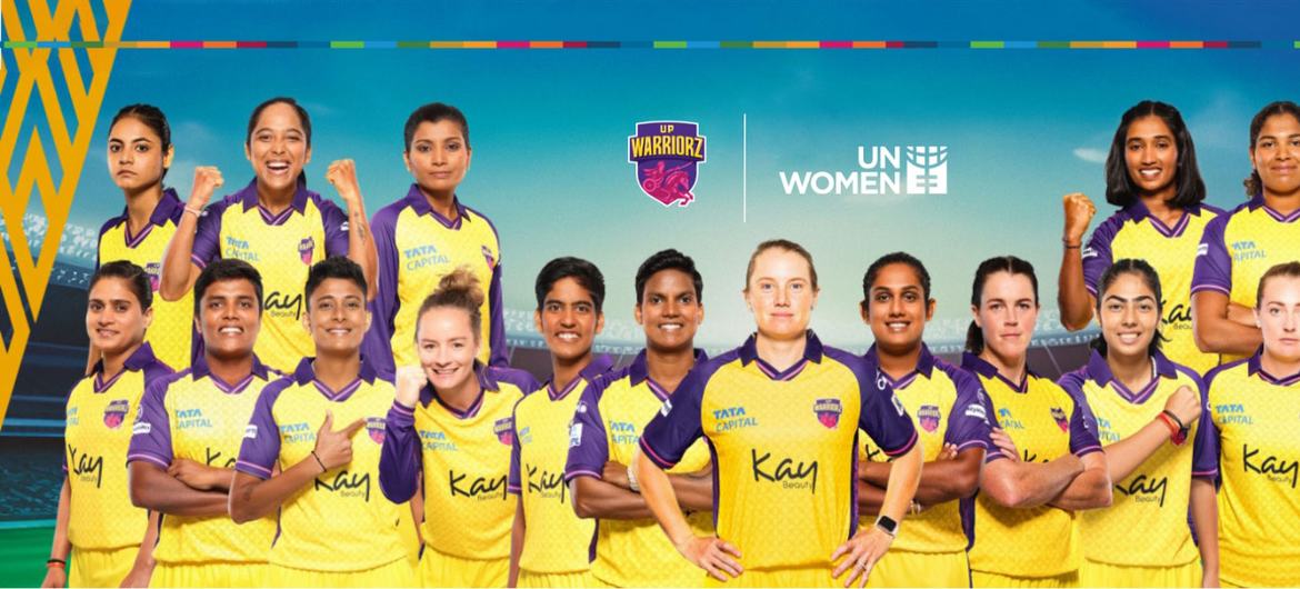 यूपी वॉरियर्ज़ महिला क्रिकेट टीम की एक टीम फोटो जिसमें वे UN Women के साथ पोज दे रही हैं, और अपनी 'जेनरेशन इक्वालिटी एलायंसशिप' मान्यता का जश्न मना रही हैं।