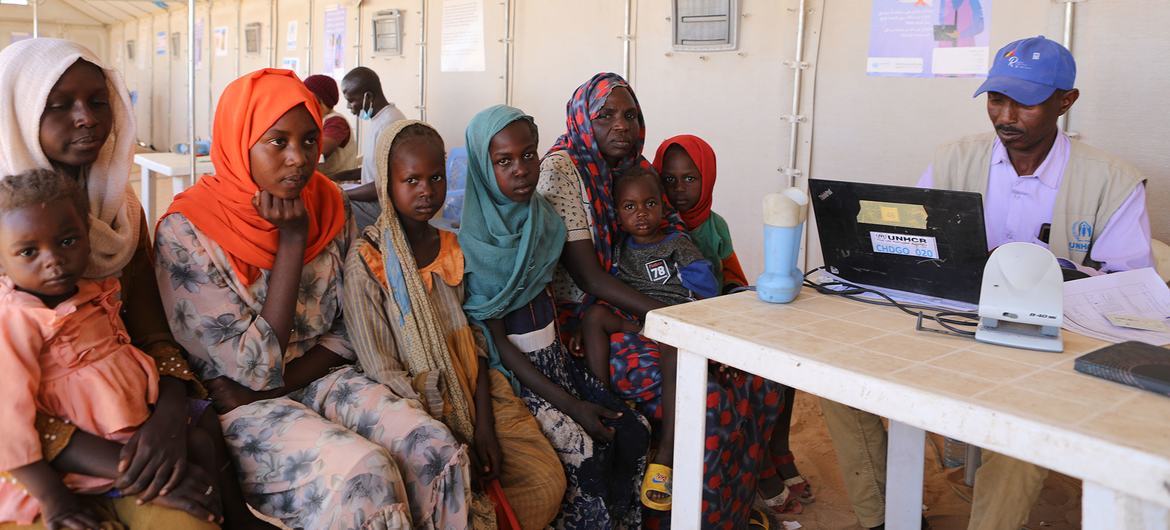 Une famille du Darfour, au Soudan, s'inscrit dans un centre pour réfugiés à Adré, dans l'est du Tchad.