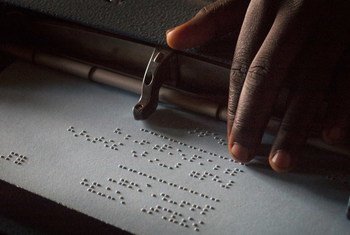 Un enfant lisant en braille dans un lycée en Ouganda.