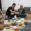 इराक़ में मोहम्मद और उनका परिवार, इफ़्तार के लिये तैयारी करते हुए. रमदान महीने के दौरान, मुसलमान लोग दिन भर का रोज़ा (व्रत) रखने के बाद, सूरज छिपने के बाद भोजन खाते हैं.