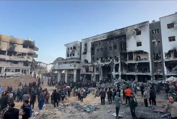 مشهد للدمار الكبير الذي طال مستشفى الشفاء في غزة.