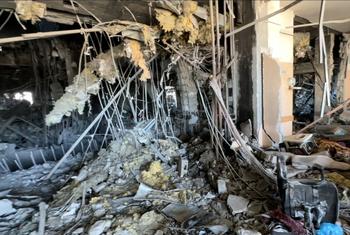 加沙医院在被以色列围困后遭到摧毁的景象。 世界卫生组织重申，医院必须受到尊重和保护，决不能将其用作战场。