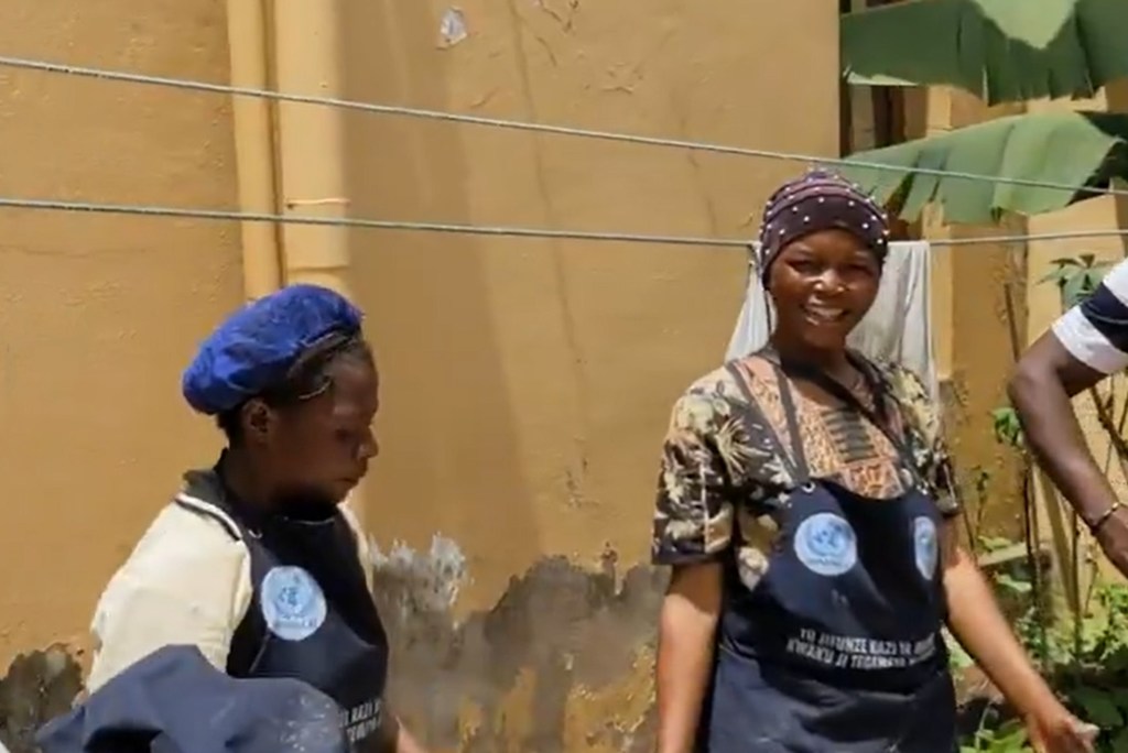 Stadi za kuoka mikate zaleta furaha kwa mkimbizi Theresa na wenzake huko Beni, DRC.